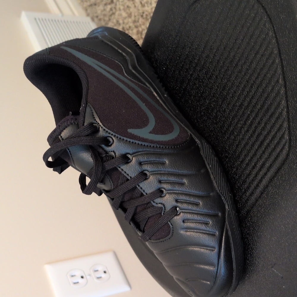Nike Legend 10 Club IC Shoes - Picture 2 of 7